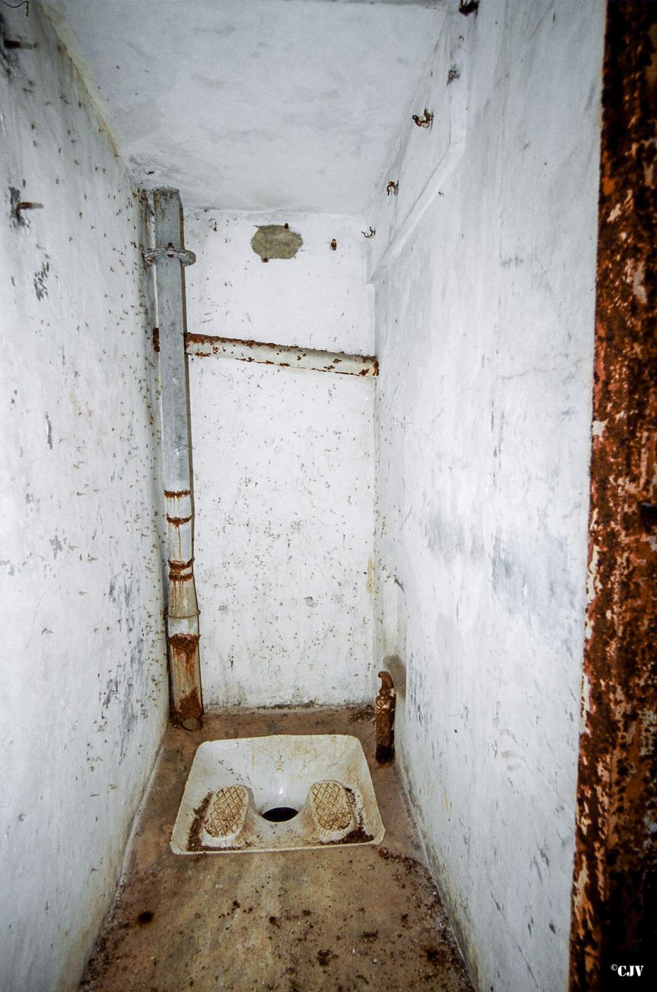 Ligne Maginot - BOIS DE BEUVEILLE - C2 (JACQUELINE) - (Casemate d'infanterie - Simple) - Les latrines - Lia VERMEULEN
