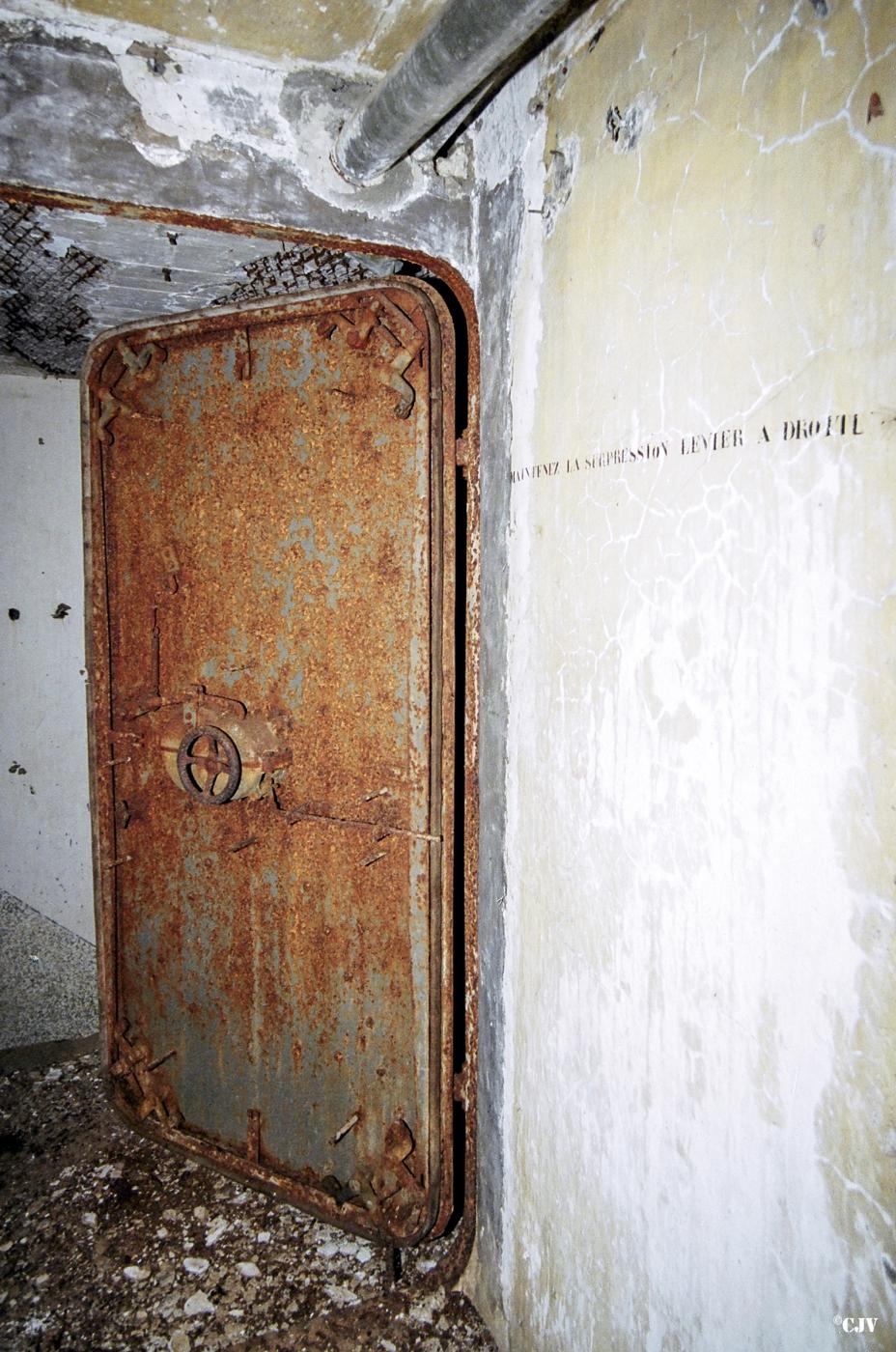 Ligne Maginot - BOIS DE BEUVEILLE - C2 (JACQUELINE) - (Casemate d'infanterie - Simple) - La porte de la chambre de tir - Lia VERMEULEN