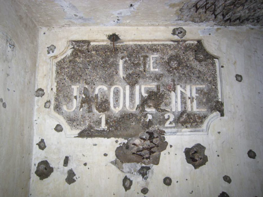 Ligne Maginot - BOIS DE BEUVEILLE - C2 (JACQUELINE) - (Casemate d'infanterie - Simple) - Cartouche 'Jacqueline' dans l'entrée - Pruzsina jerome