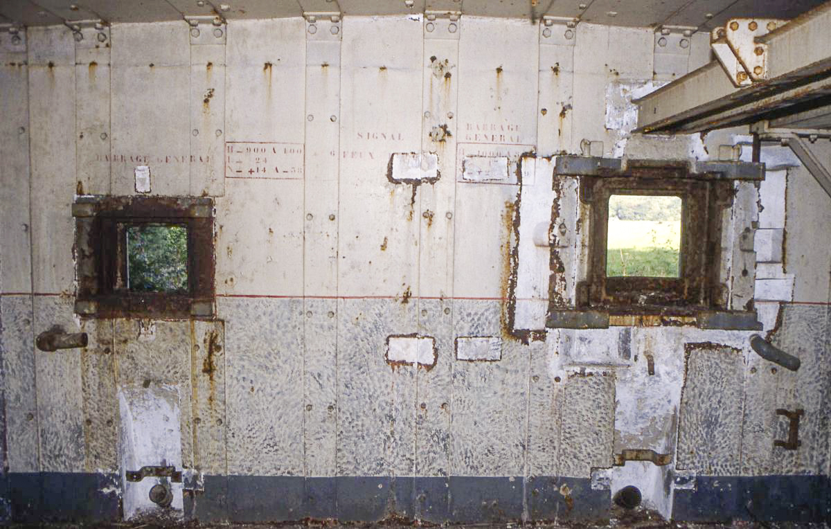 Ligne Maginot - HAUT DE L'ANGUILLE EST - C4 - (Casemate d'infanterie - Simple) - La chambre de tir: à noter le profil de la dalle - Valentin Hemmert