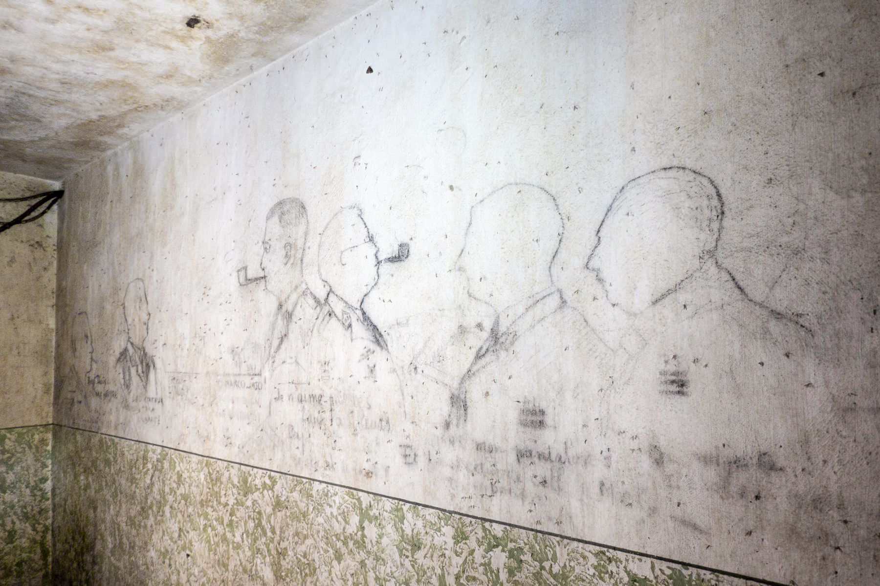 Ligne Maginot - CHENES BRULES - X23 - (Abri) - Coffre Nord
Graffitis représentant sans doute des officiers de l'unité en place - Michel Teiten
