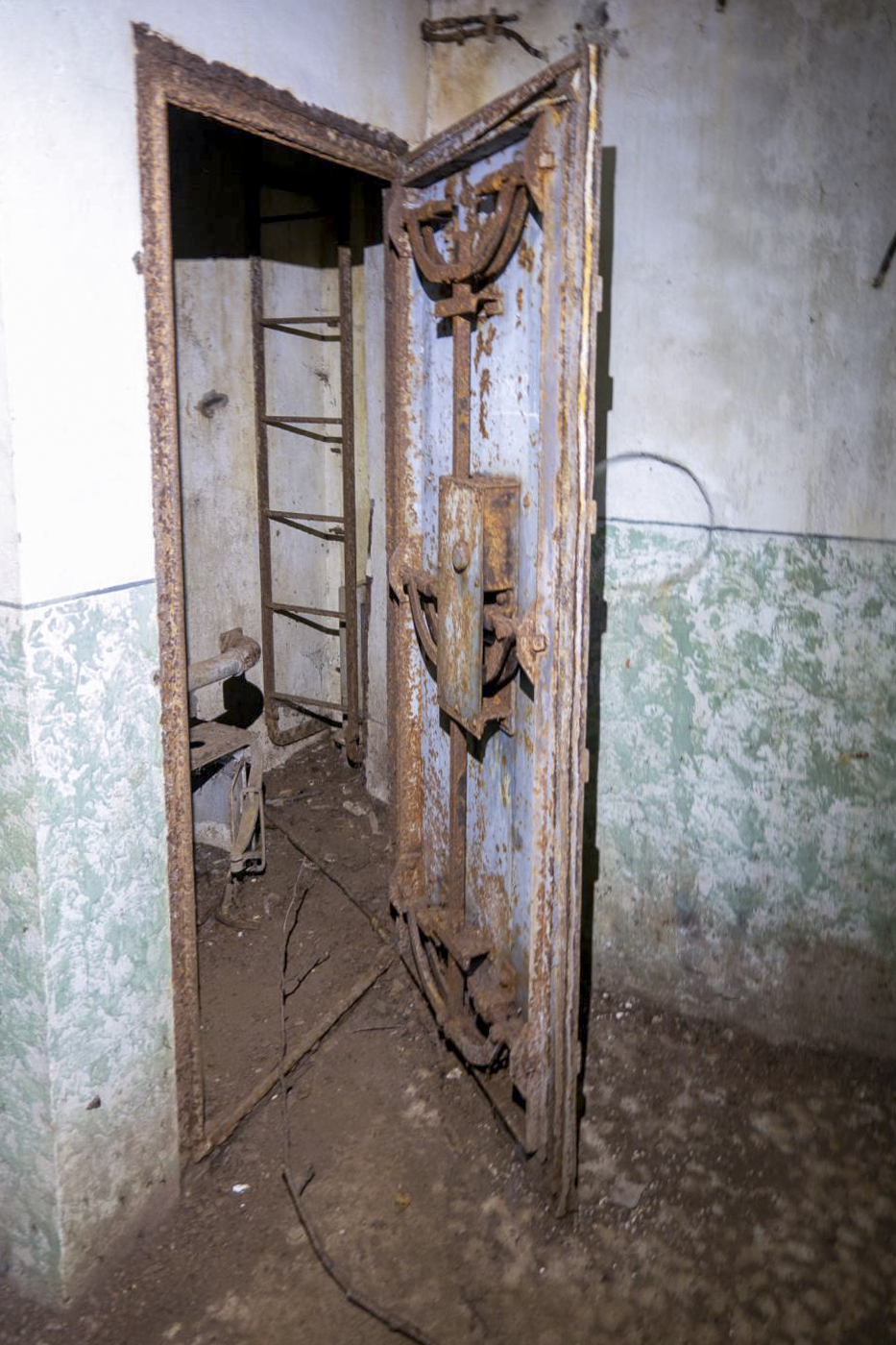Ligne Maginot - CHENES BRULES - X23 - (Abri) - Coffre Nord
Accès à la cloche GFM - Michel Teiten