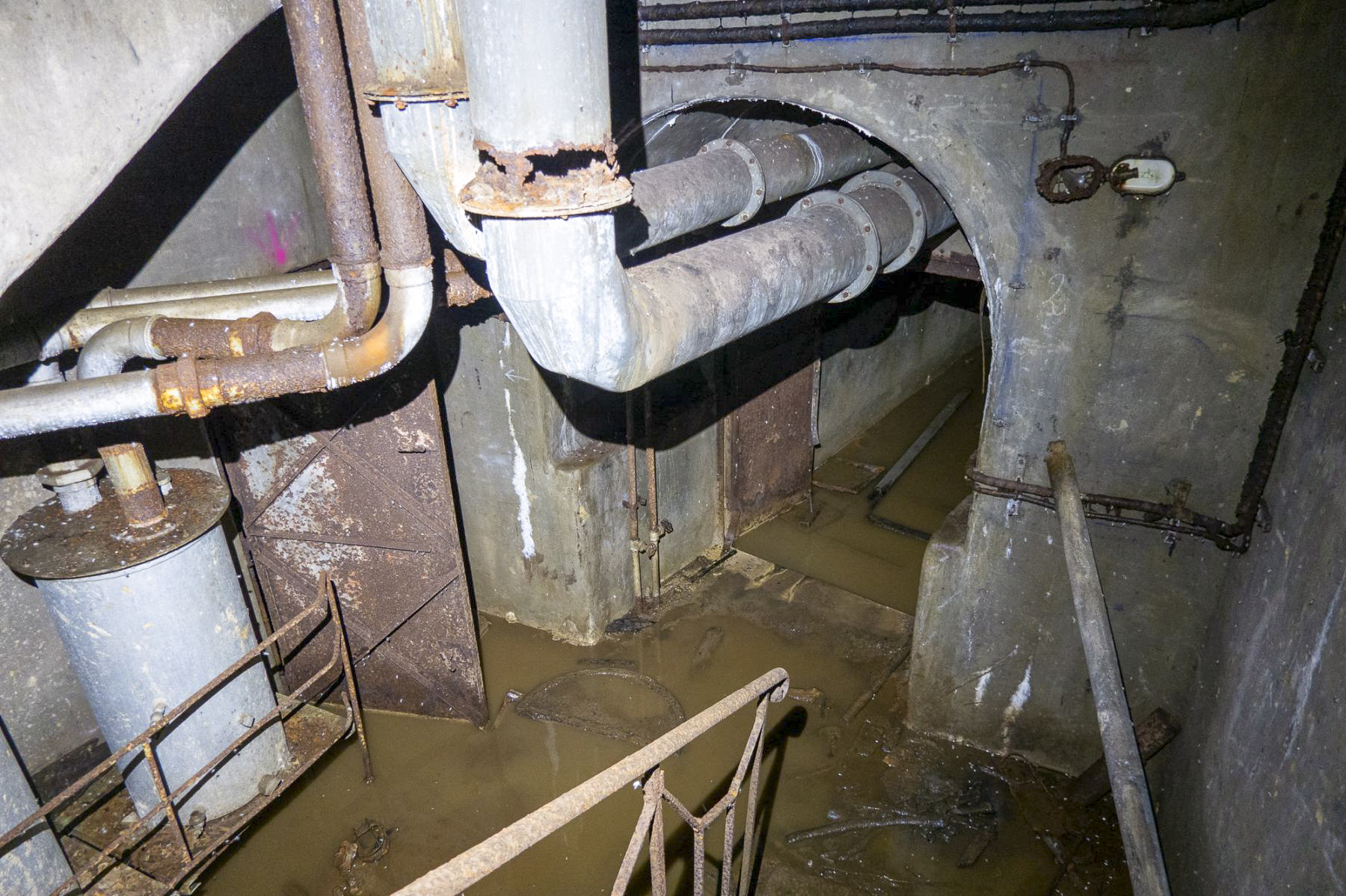 Ligne Maginot - CHENES BRULES - X23 - (Abri) - Bas du coffre nord
A gauche la porte donnant sur l'égout visitable. Galerie principale en face. - Michel Teiten