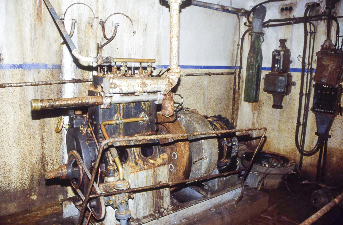 Ligne Maginot - CHENES BRULES - X23 - (Abri) - L'usine encore présentable, mais le pillage a déjà commencé. - Valentin Hemmert