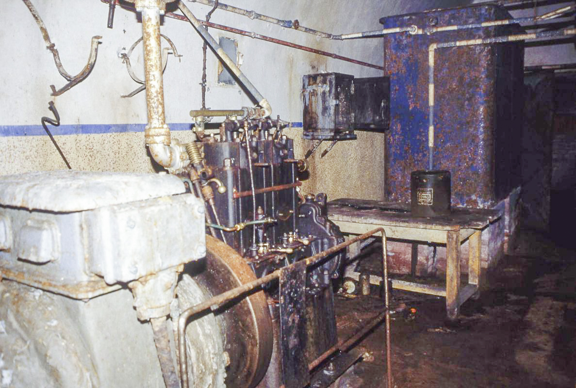 Ligne Maginot - CHENES BRULES - X23 - (Abri) - L'usine encore présentable, mais le pillage a déjà commencé. - Valentin Hemmert