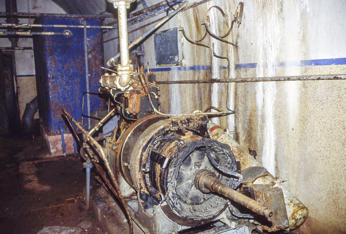 Ligne Maginot - CHENES BRULES - X23 - (Abri) - L'usine encore présentable, mais le pillage a déjà commencé. - Valentin Hemmert