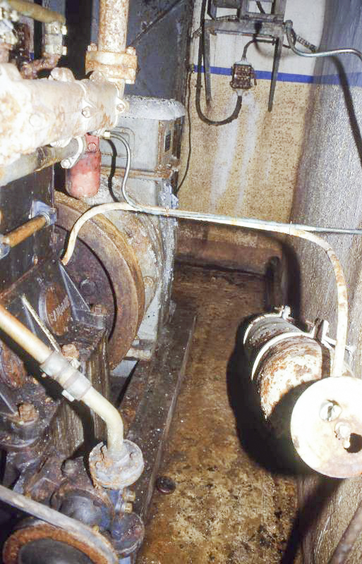 Ligne Maginot - CHENES BRULES - X23 - (Abri) - L'usine encore présentable, mais le pillage a déjà commencé. - Valentin Hemmert