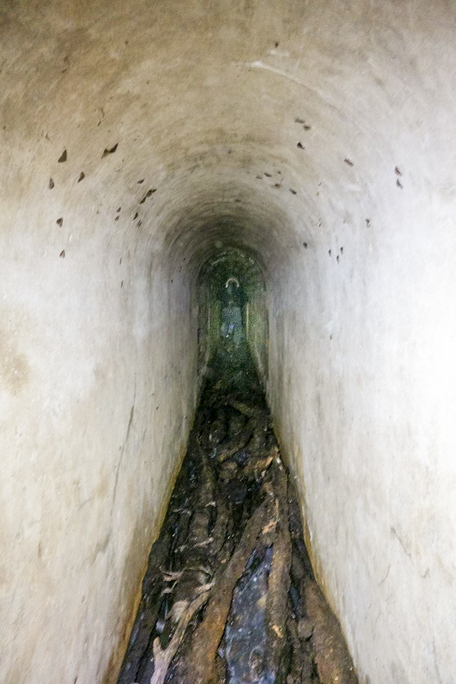 Ligne Maginot - CHENES BRULES - X23 - (Abri) - Egout visitable. 
La partie proche de la sortie est bétonnée - Michel Teiten