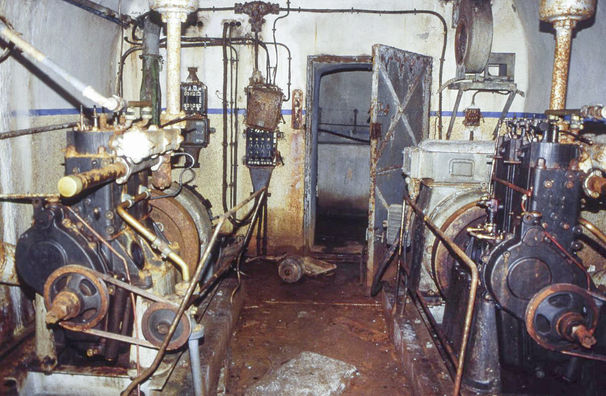 Ligne Maginot - CHENES BRULES - X23 - (Abri) - L'usine encore présentable, mais le pillage a déjà commencé. - Valentin Hemmert