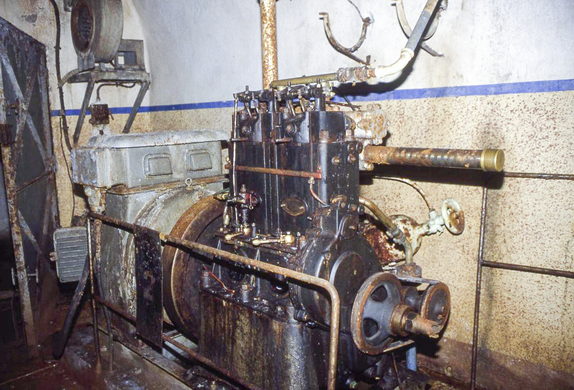 Ligne Maginot - CHENES BRULES - X23 - (Abri) - L'usine encore présentable, mais le pillage a déjà commencé. - Valentin Hemmert