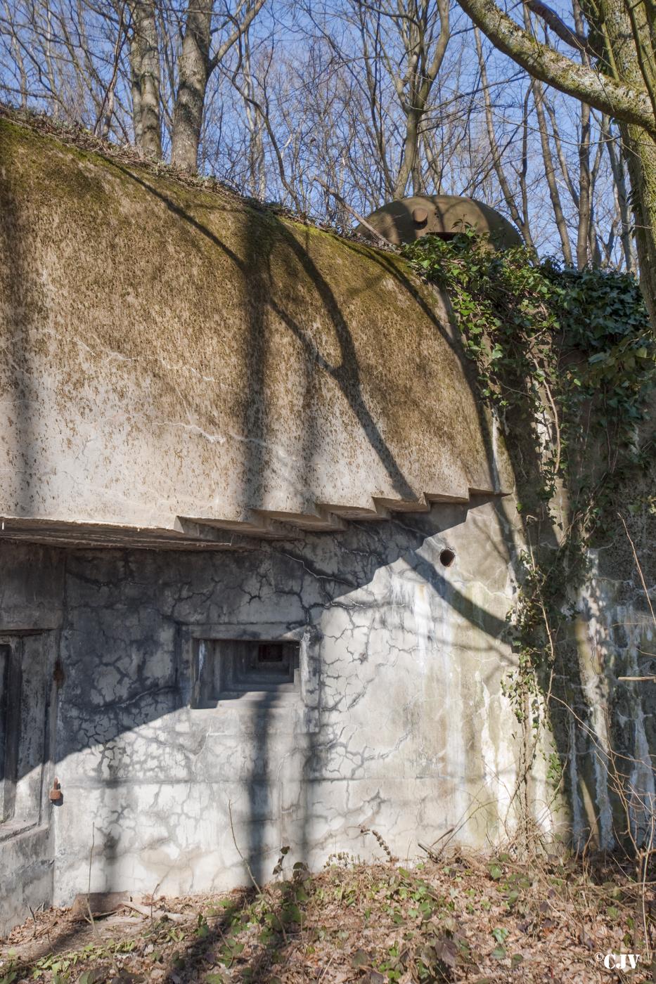 Ligne Maginot - BOIS D'OTTONVILLE - BCA1 - (Casemate d'artillerie) - Créneau de défense rapprochée en façade - Lia VERMEULEN