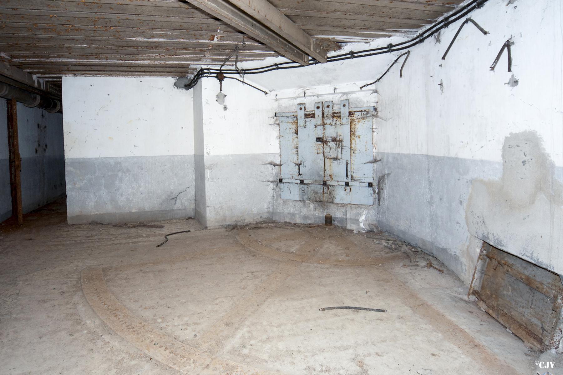 Ligne Maginot - BOIS D'OTTONVILLE - BCA1 - (Casemate d'artillerie) - Chambre de tir droite - Lia VERMEULEN