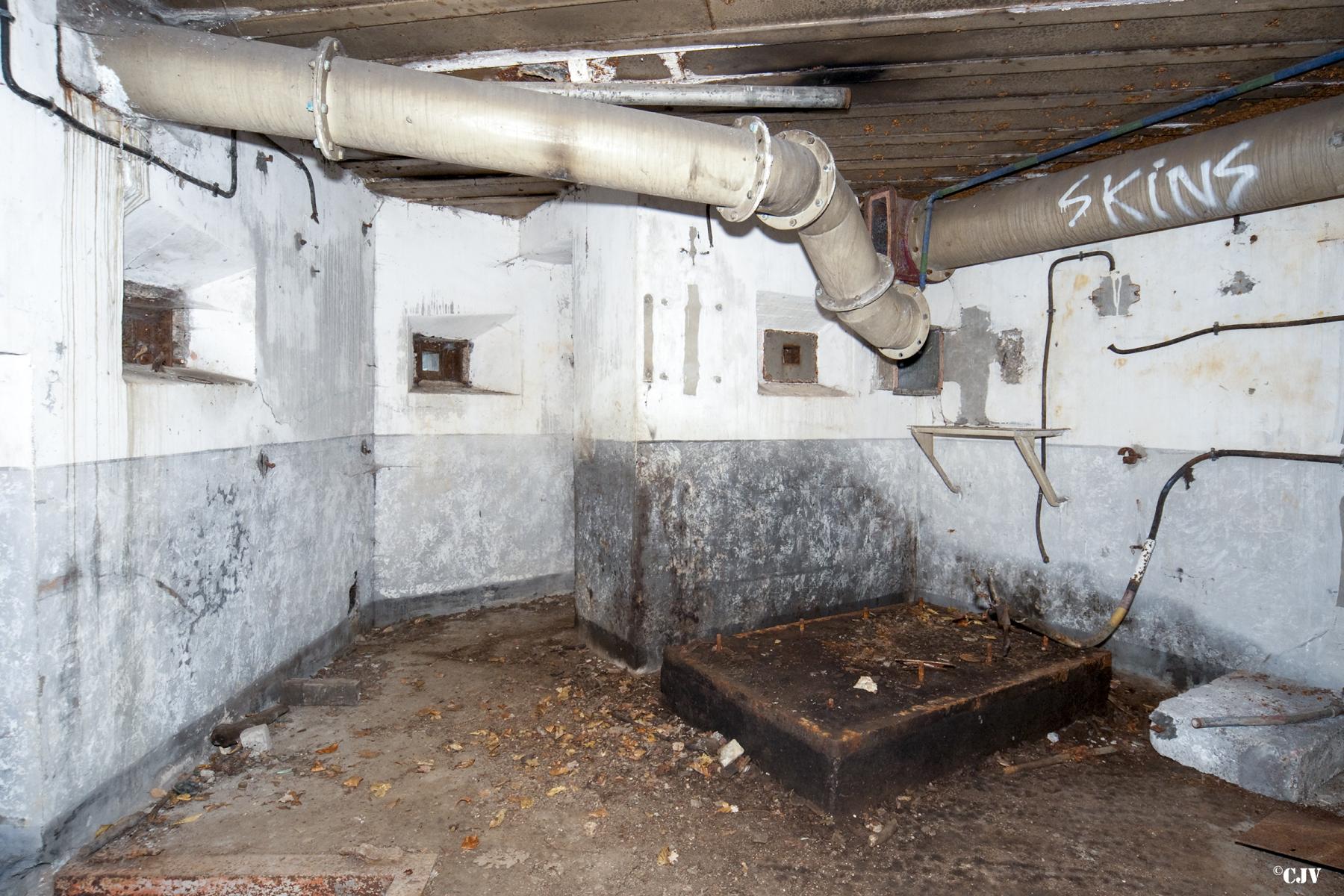 Ligne Maginot - BOIS D'OTTONVILLE - BCA1 - (Casemate d'artillerie) - Local du groupe électrogène, entrée hommes et créneaux de défense rapprochée  - Lia VERMEULEN