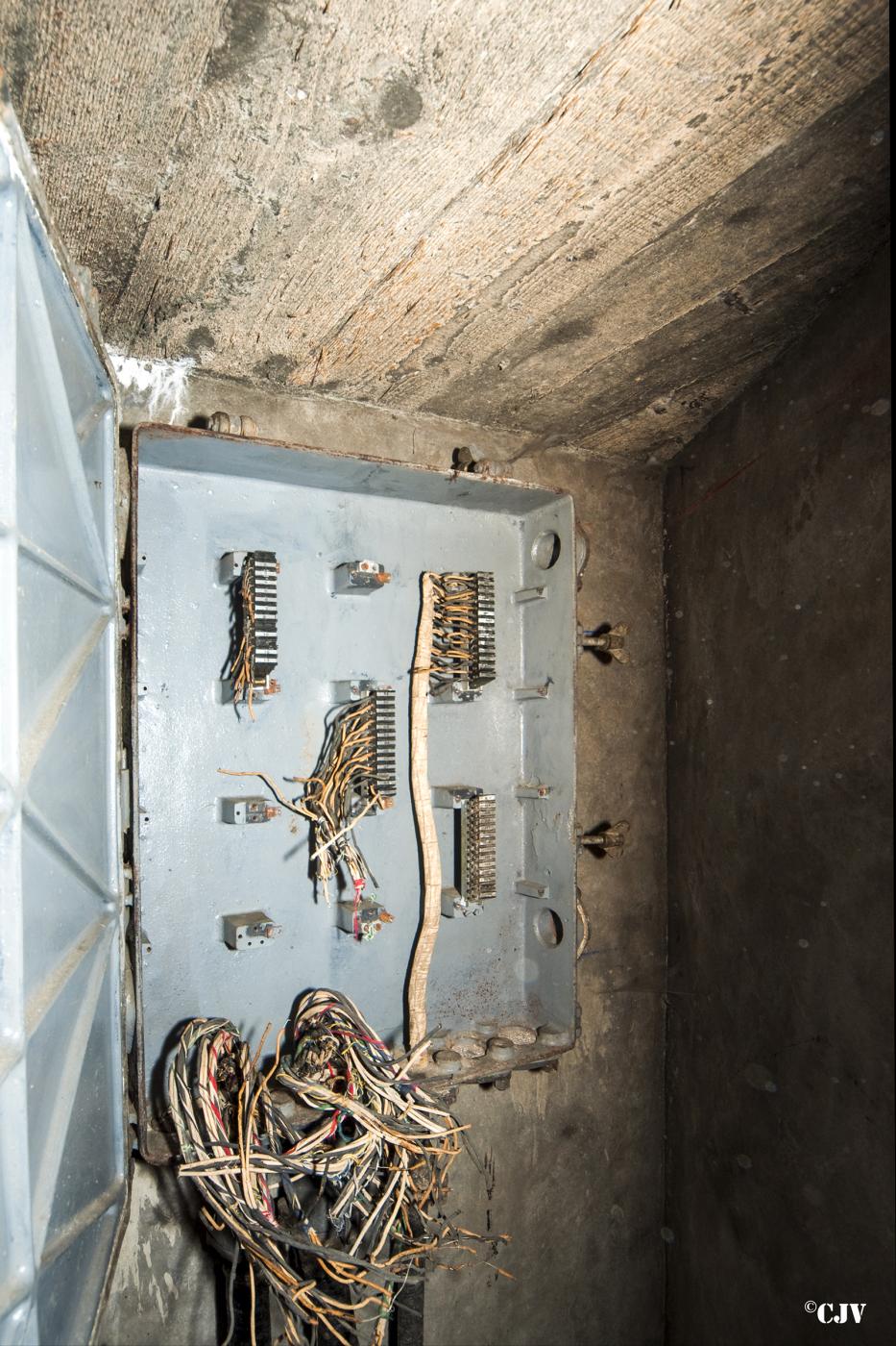 Ligne Maginot - BOIS D'OTTONVILLE - BCA1 - (Casemate d'artillerie) - Le répartiteur téléphonique - Lia VERMEULEN