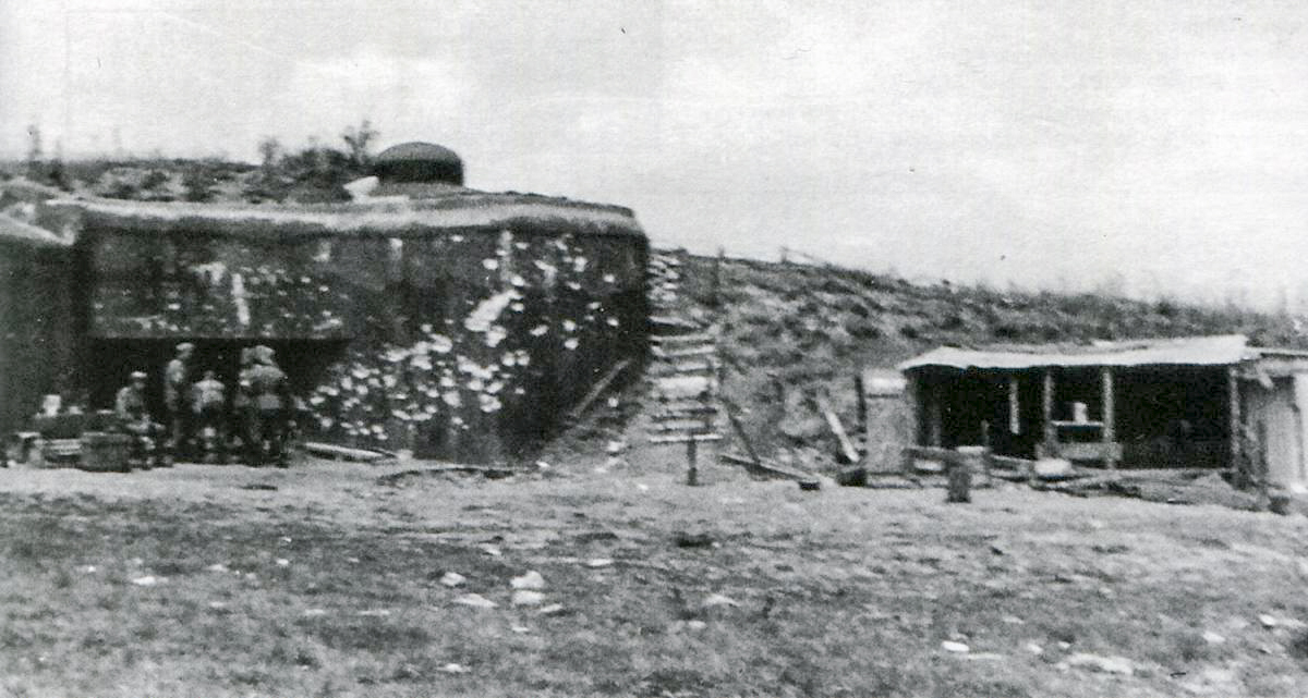 Ligne Maginot - CHENIERES EST - C12 - (Casemate d'infanterie - Double) - Juillet 1940 - La façade Est, avec les impacts datant de juin. - Inconnu