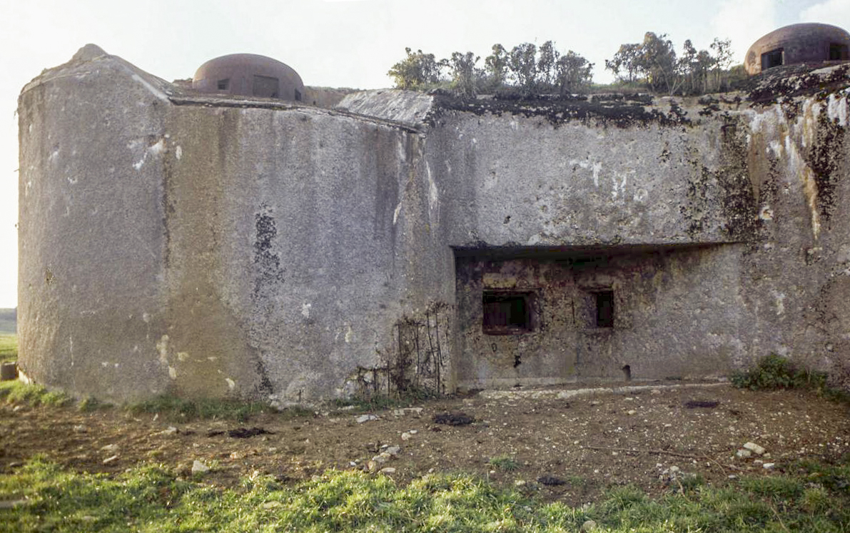 Ligne Maginot - CHENIERES EST - C12 - (Casemate d'infanterie - Double) - Façade Est - Valentin Hemmert