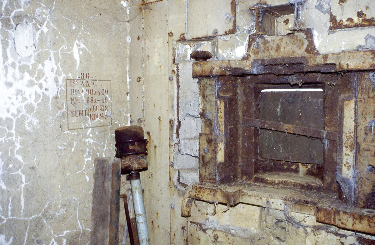 Ligne Maginot - CHENIERES EST - C12 - (Casemate d'infanterie - Double) - La chambre de tir Est - Valentin Hemmert