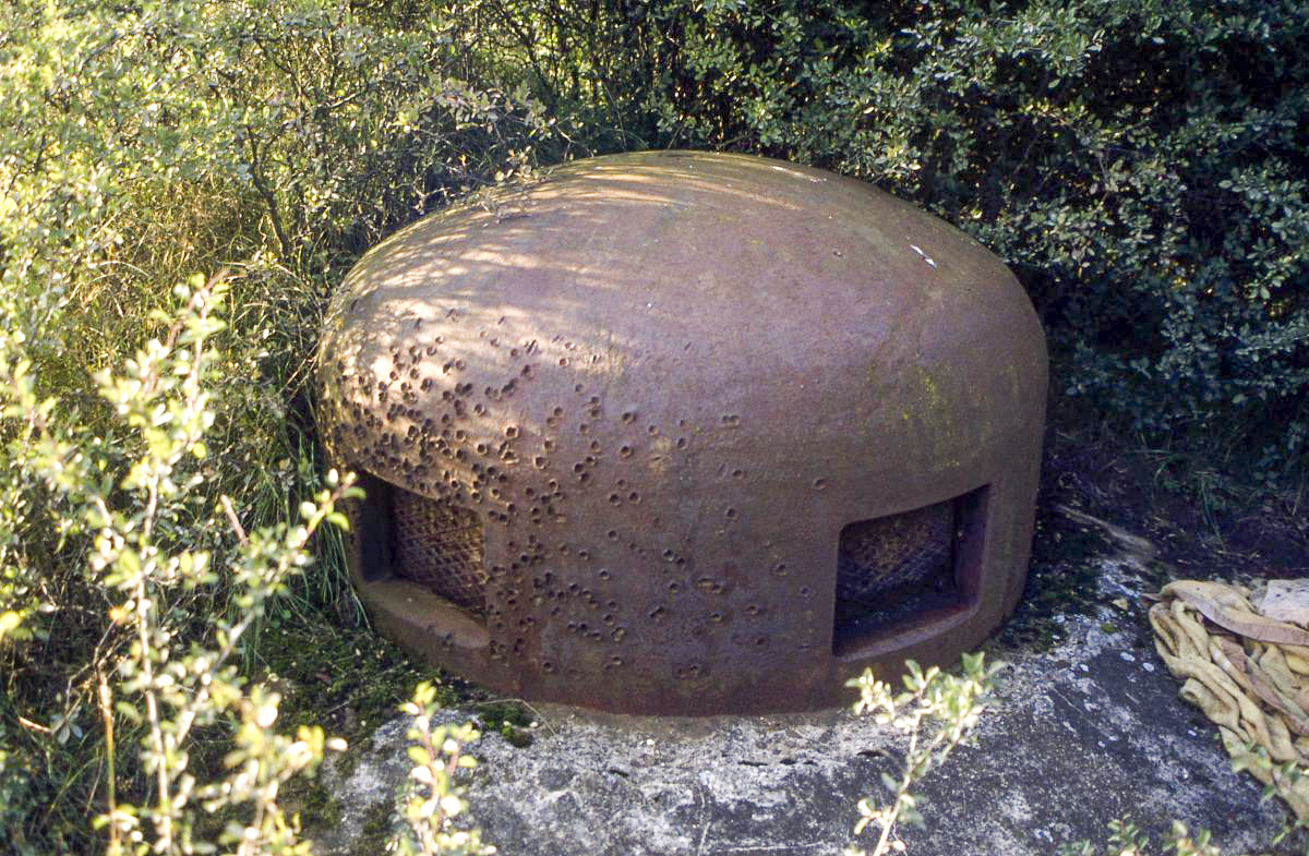 Ligne Maginot - VERBUSCH OUEST - C18 - (Casemate d'infanterie - Simple) - D’innombrables impacts de balles sur la deuxième cloche GFM - Valentin Hemmert