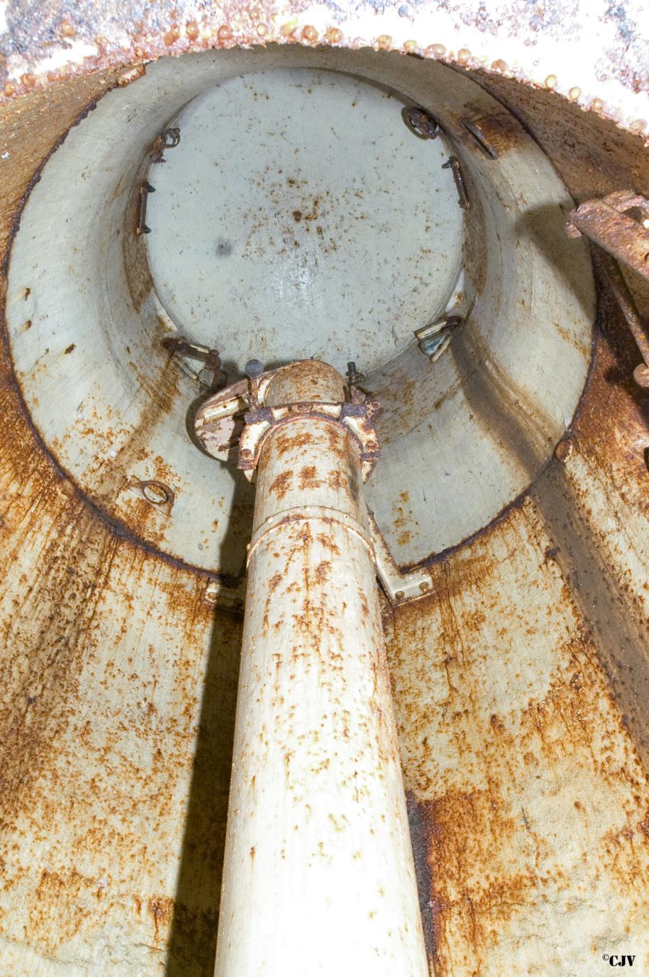 Ligne Maginot - BOURENE OUEST - C21 - (Casemate d'infanterie) - Le bas de la cloche de mitrailleuses - Lia VERMEULEN