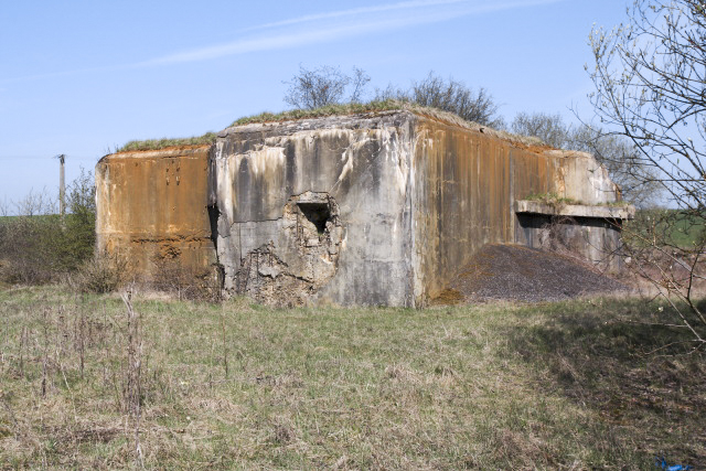 Ligne Maginot - RAVIN DE CRUSNES - C23 - (Casemate d'infanterie - Simple) - On notera l'absence de remblai sur la façade 'coté assaillant' - www.arnaultjl-photo.com