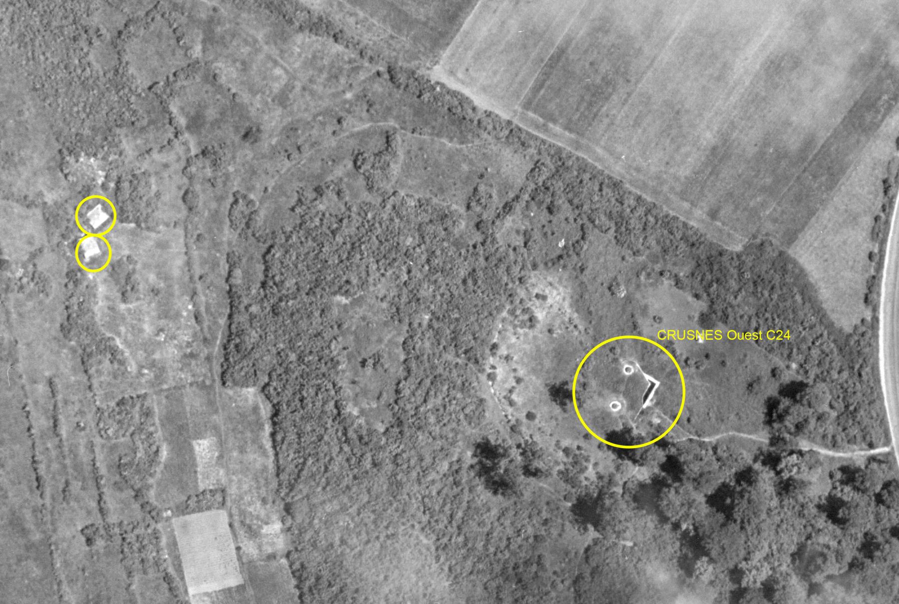 Ligne Maginot - CRUSNES Ouest - C24 (Casemate d'infanterie - Simple) - Photo aérienne de 1952 montrant la position précise de la casemate et des deux blockhaus en avant d'elle. - IGN - Géoportail 1952