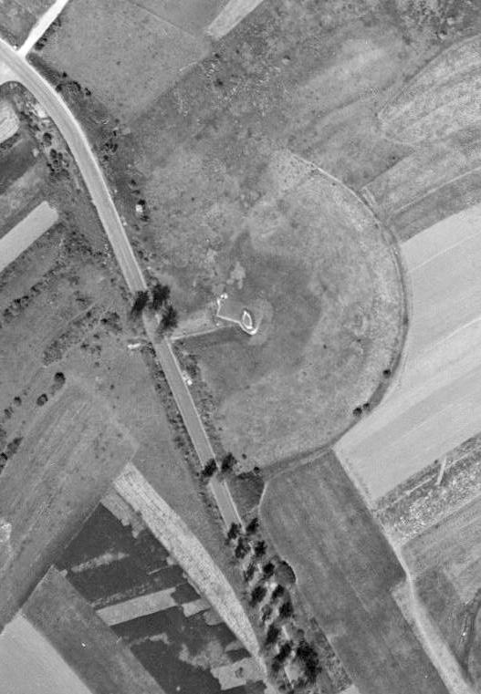 Ligne Maginot - CRUSNES EST - C25 - (Casemate d'infanterie) - Vue aérienne en 1952.
On voit encore bien l'emprise du réseau entourant la casemate.  - IGN - Géoportail 1952