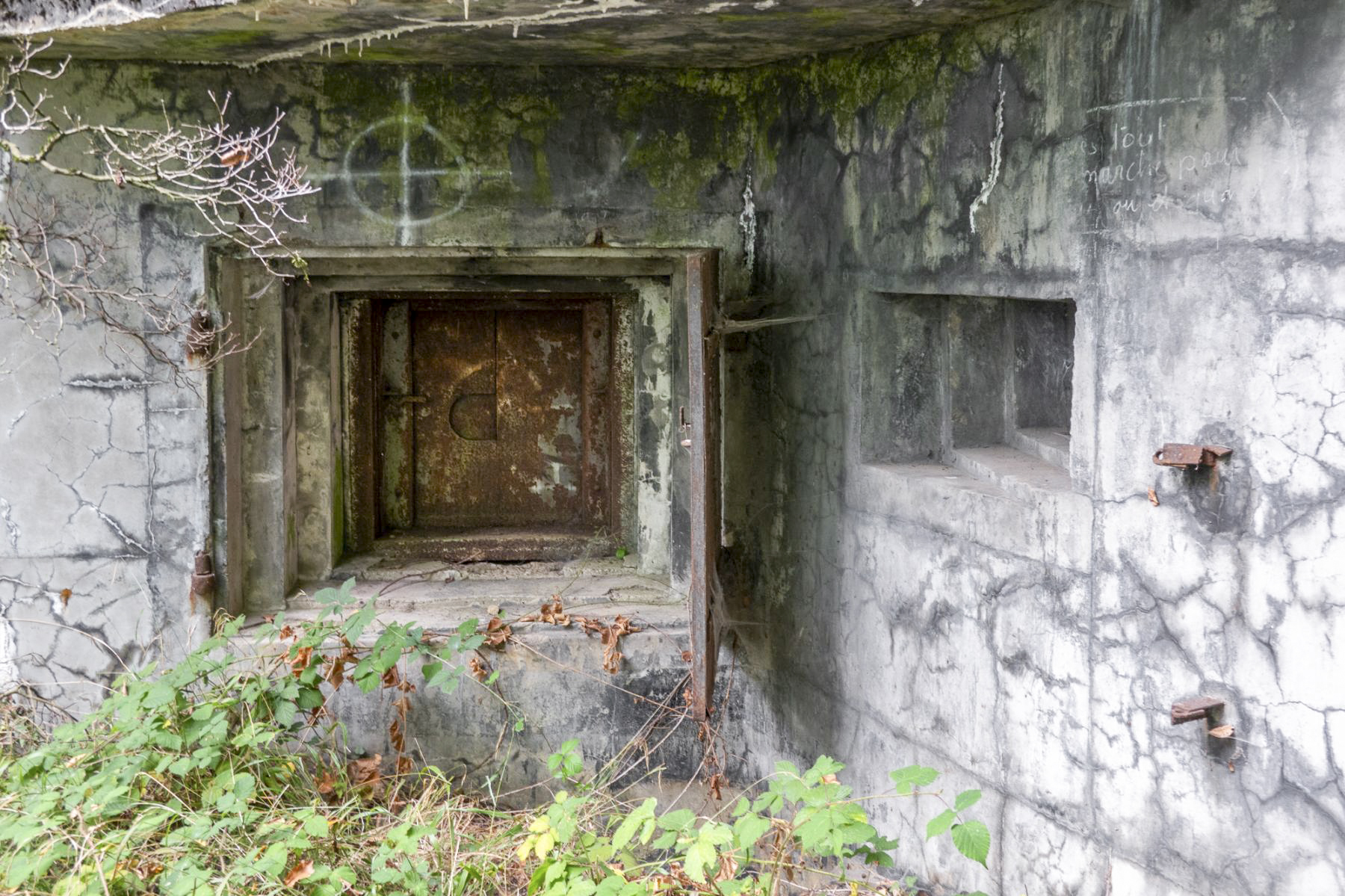 Ligne Maginot - BOIS D'OTTONVILLE - BCA1 - (Casemate d'artillerie) - Embrasure droite pour canon de 75 et créneau de défense rapprochée - Michel Teiten