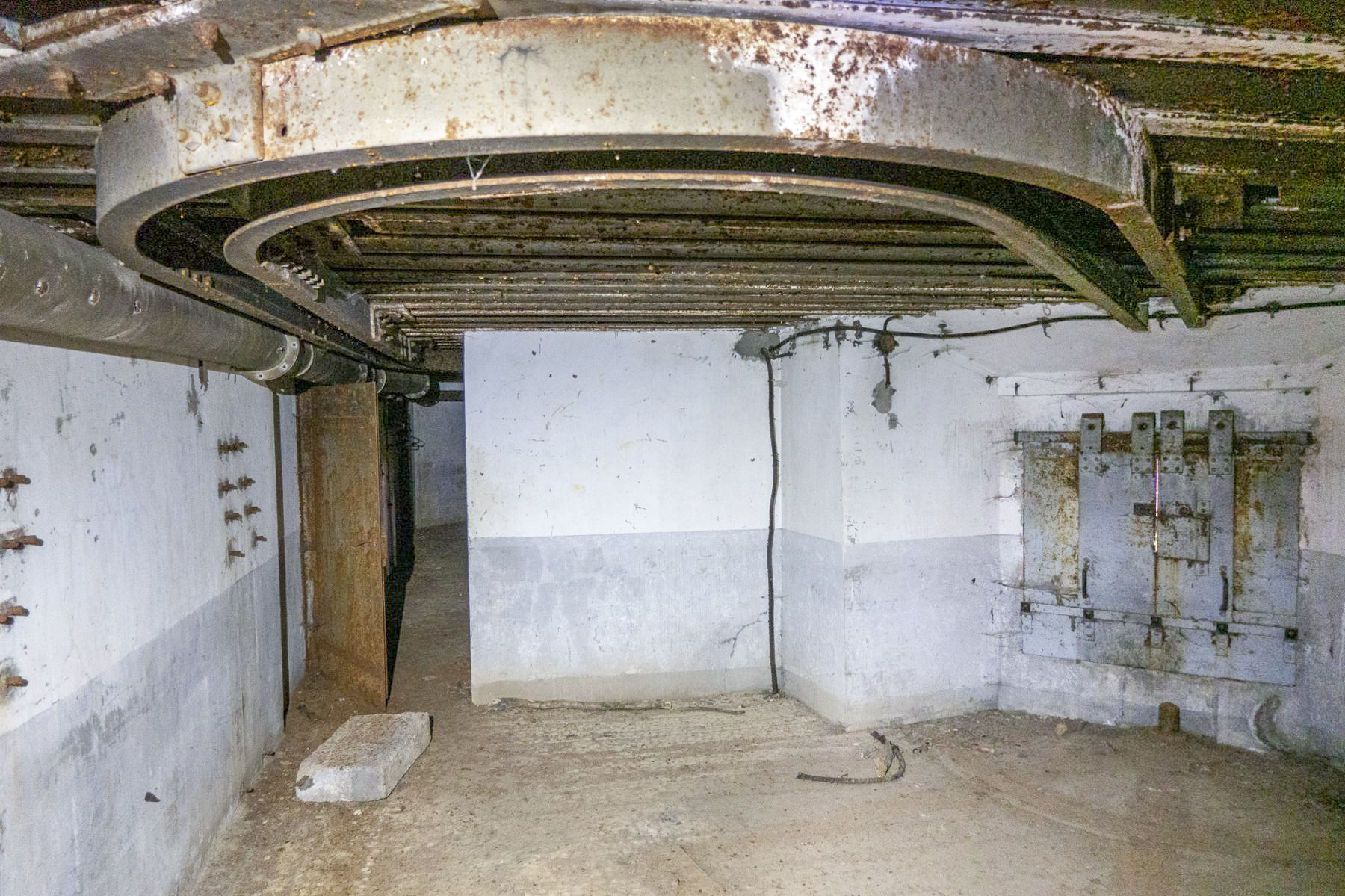 Ligne Maginot - BOIS D'OTTONVILLE - BCA1 - (Casemate d'artillerie) - Chambre de tir droite
Monorail pour la manutention des munitions et des pièces - Michel Teiten