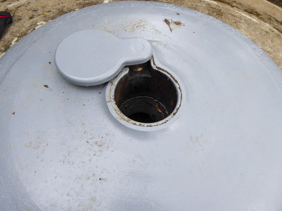 Ligne Maginot - CHENES BRULES - O4 - (Observatoire d'artillerie) - Cloche à vision périscopique (VP), le volet est ouvert permettant le passage du periscope