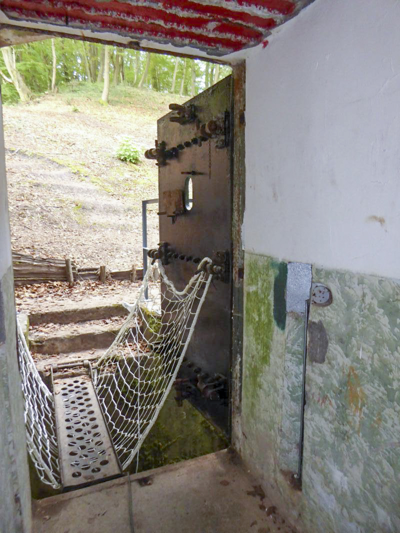 Ligne Maginot - CHENES BRULES - O4 - (Observatoire d'artillerie) - L'entrée, la porte blindée - ELLENA-CUNY