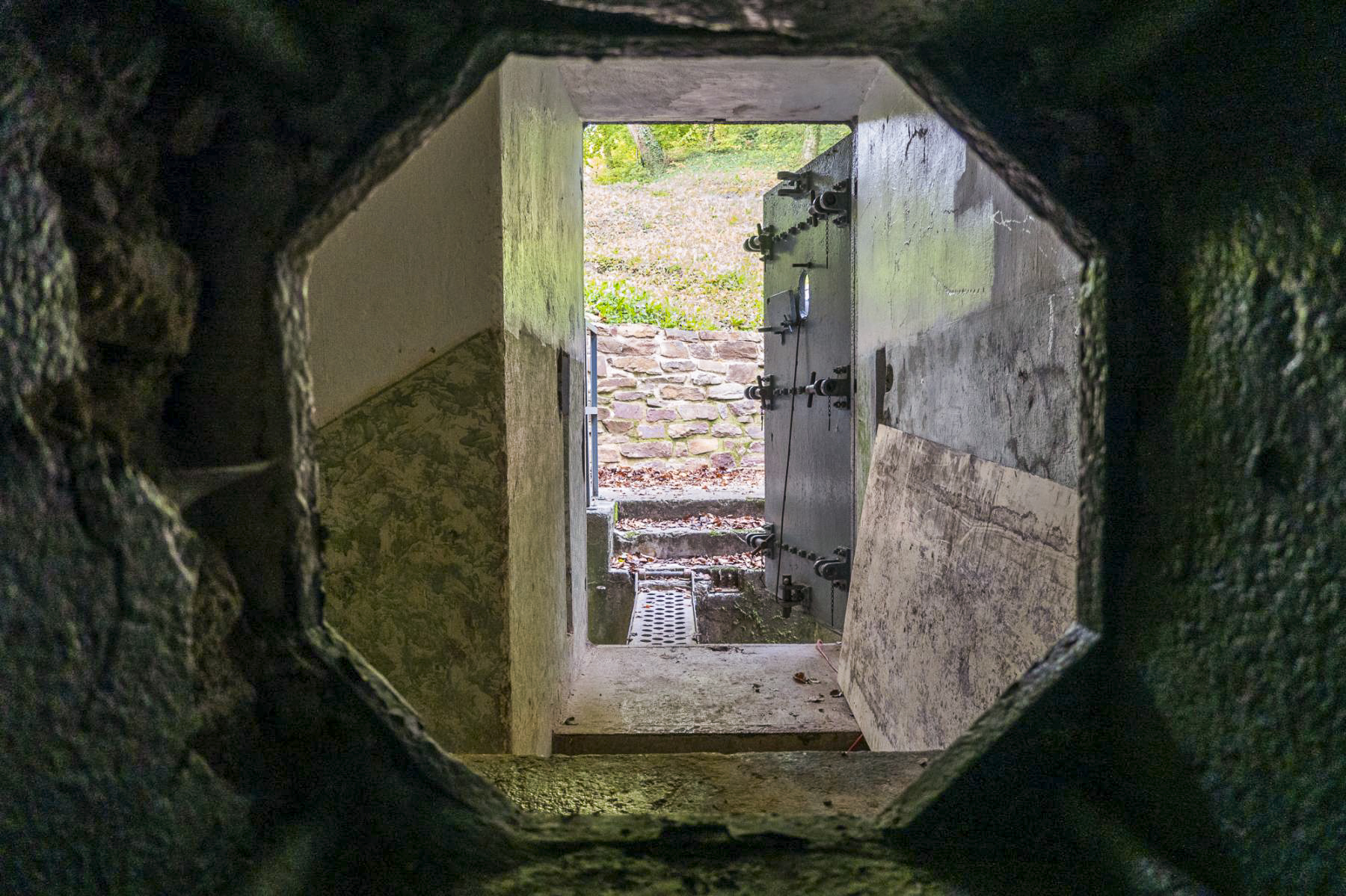 Ligne Maginot - CHENES BRULES - O4 - (Observatoire d'artillerie) - Couloir d'entrée vu du créneau FM intérieur - Michel Teiten