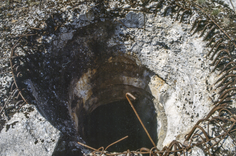 Ligne Maginot - RESERVOIR - C28 - (Casemate d'infanterie - Simple) - Le puits béant de la cloche GFM - Michel Teiten