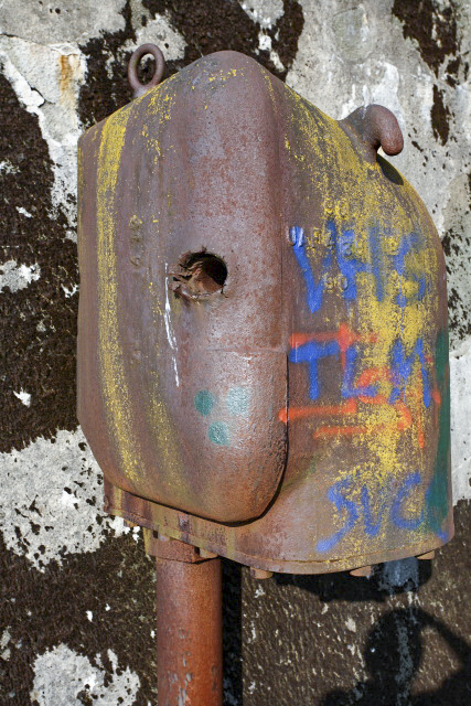 Ligne Maginot - Casemate de la ROUTE d'OTTANGE Ouest - Impact sur le carter du projecteur. - www.arnaultjl-photo.com