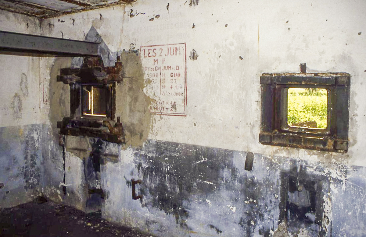 Ligne Maginot - ROUTE D'OTTANGE OUEST - C29 - (Casemate d'infanterie) - La chambre de tir avec ses inscriptions - Valentin Hemmert