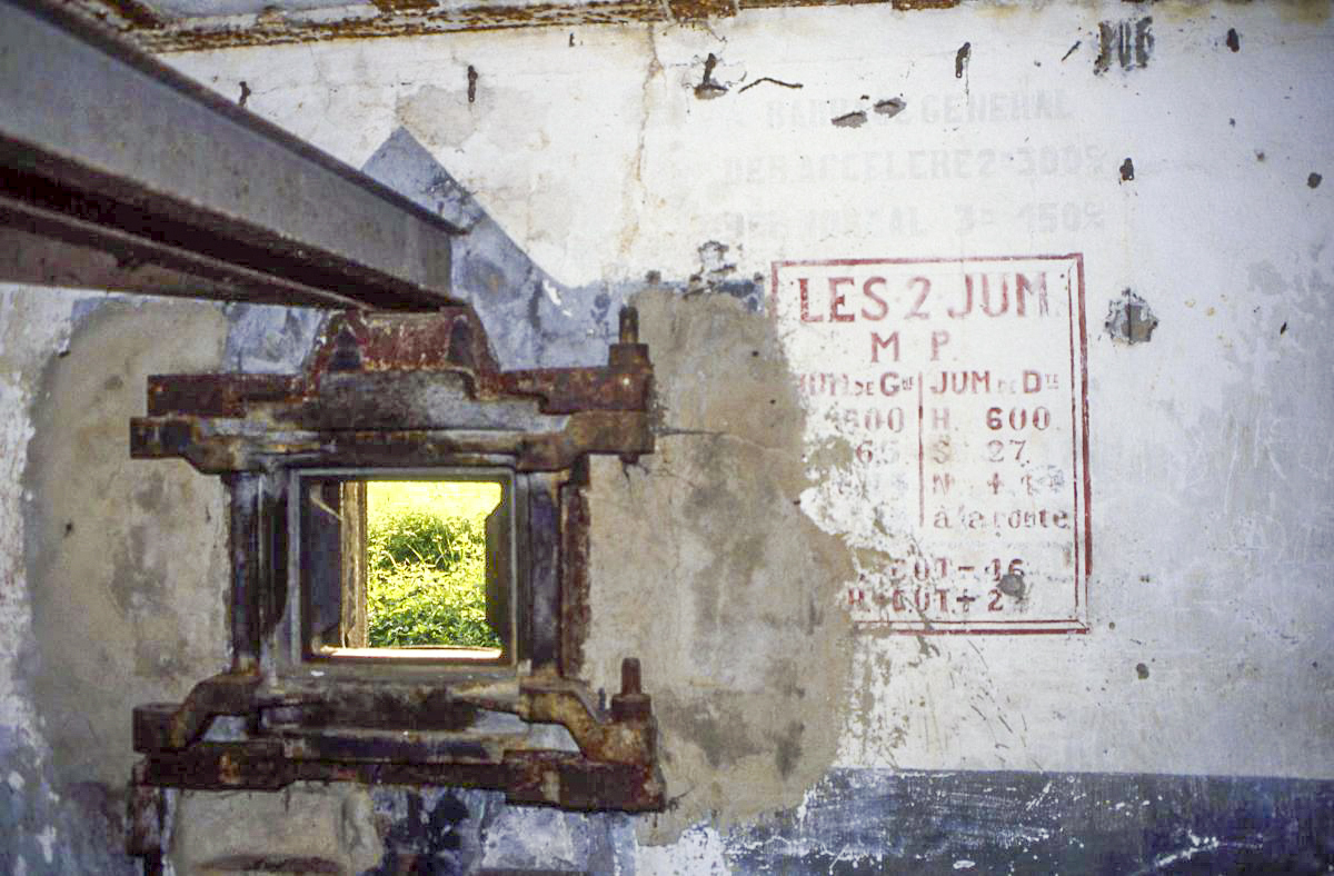 Ligne Maginot - ROUTE D'OTTANGE OUEST - C29 - (Casemate d'infanterie) - La chambre de tir avec ses inscriptions - Valentin Hemmert