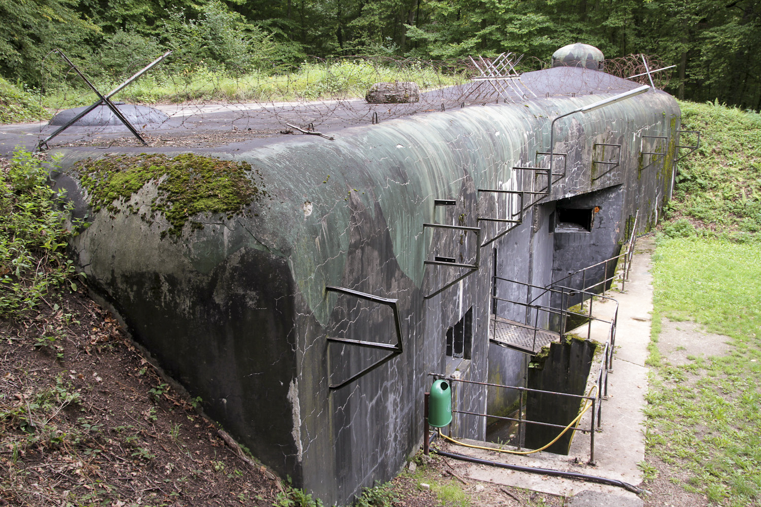 Ligne Maginot - BOUSSE - A24 - (Ouvrage d'infanterie) - Bloc entrée
Vue latérale - Michel Teiten