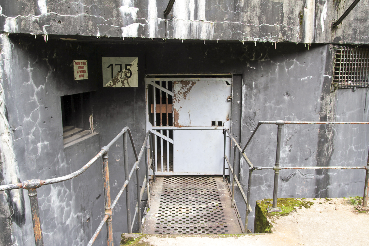 Ligne Maginot - BOUSSE - A24 - (Ouvrage d'infanterie) - Bloc entrée
Entrée de l'ouvrage et sa passerelle rétractable - Michel Teiten