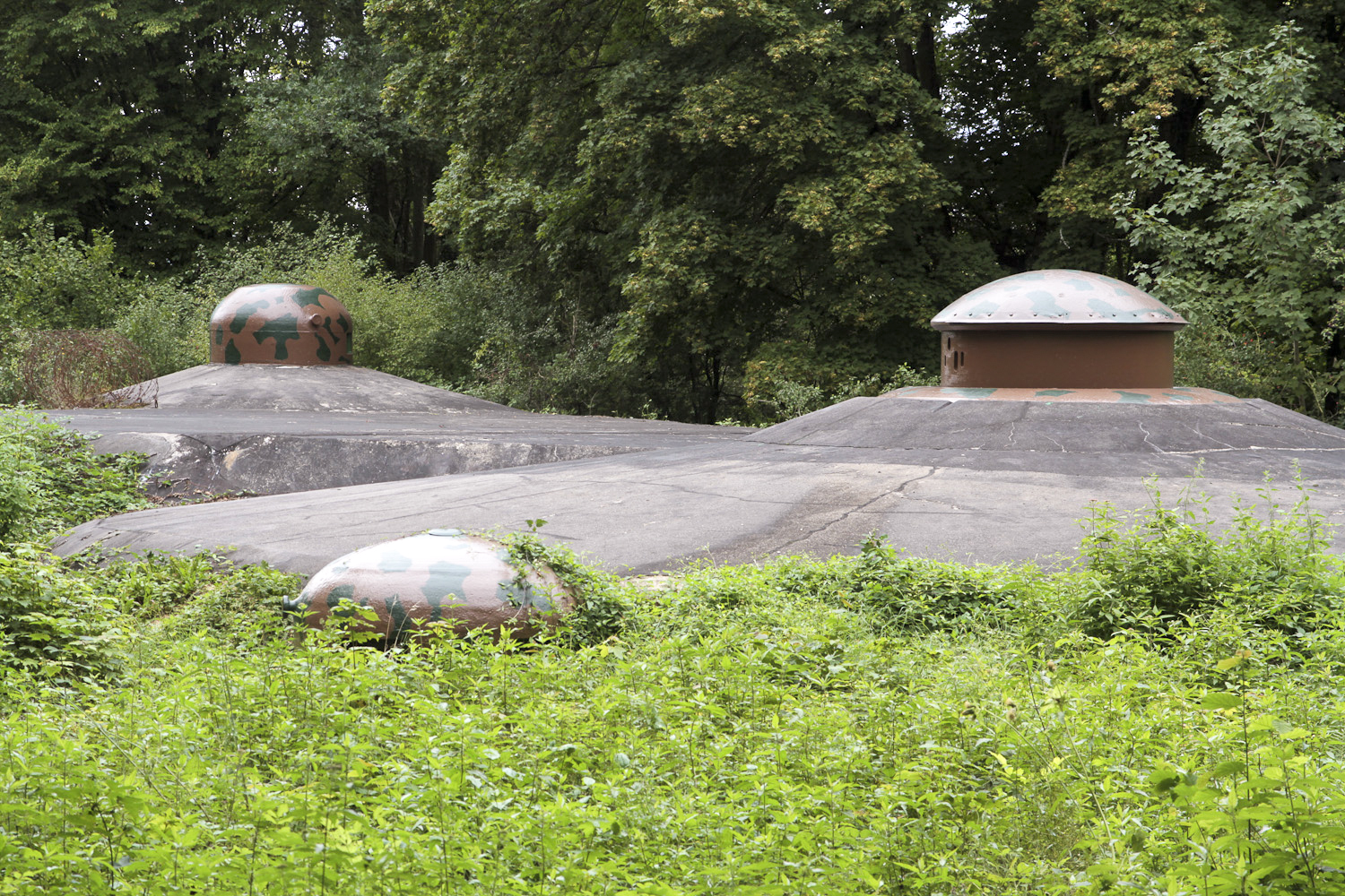 Ligne Maginot - BOUSSE - A24 - (Ouvrage d'infanterie) - Bloc 3
Vue générale avec les deux cloches GFM et la tourelle mitrailleuse en position de tir - Michel Teiten