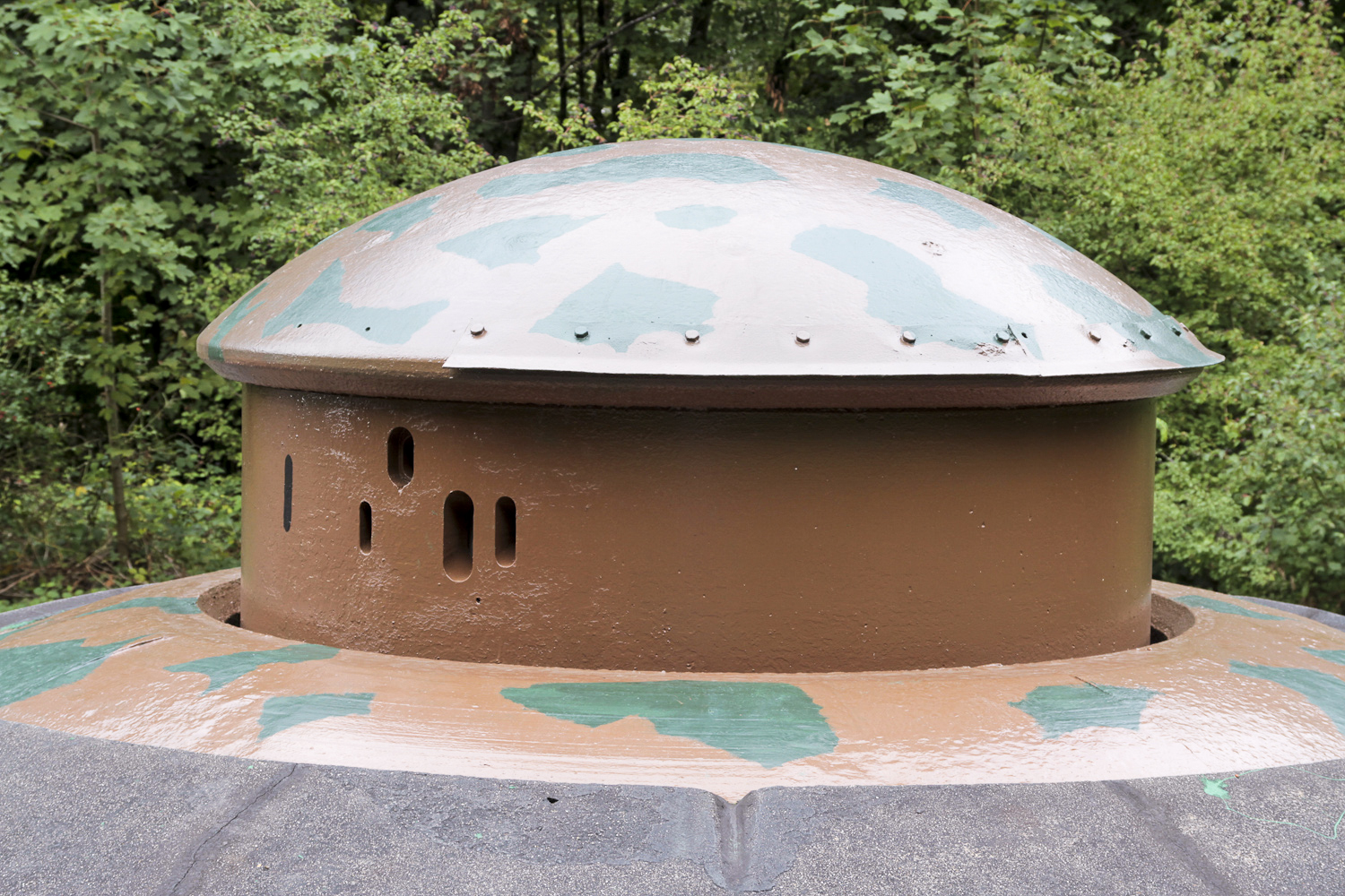 Ligne Maginot - BOUSSE - A24 - (Ouvrage d'infanterie) - Bloc 3
Tourelle mitrailleuse en position de tir - Michel Teiten