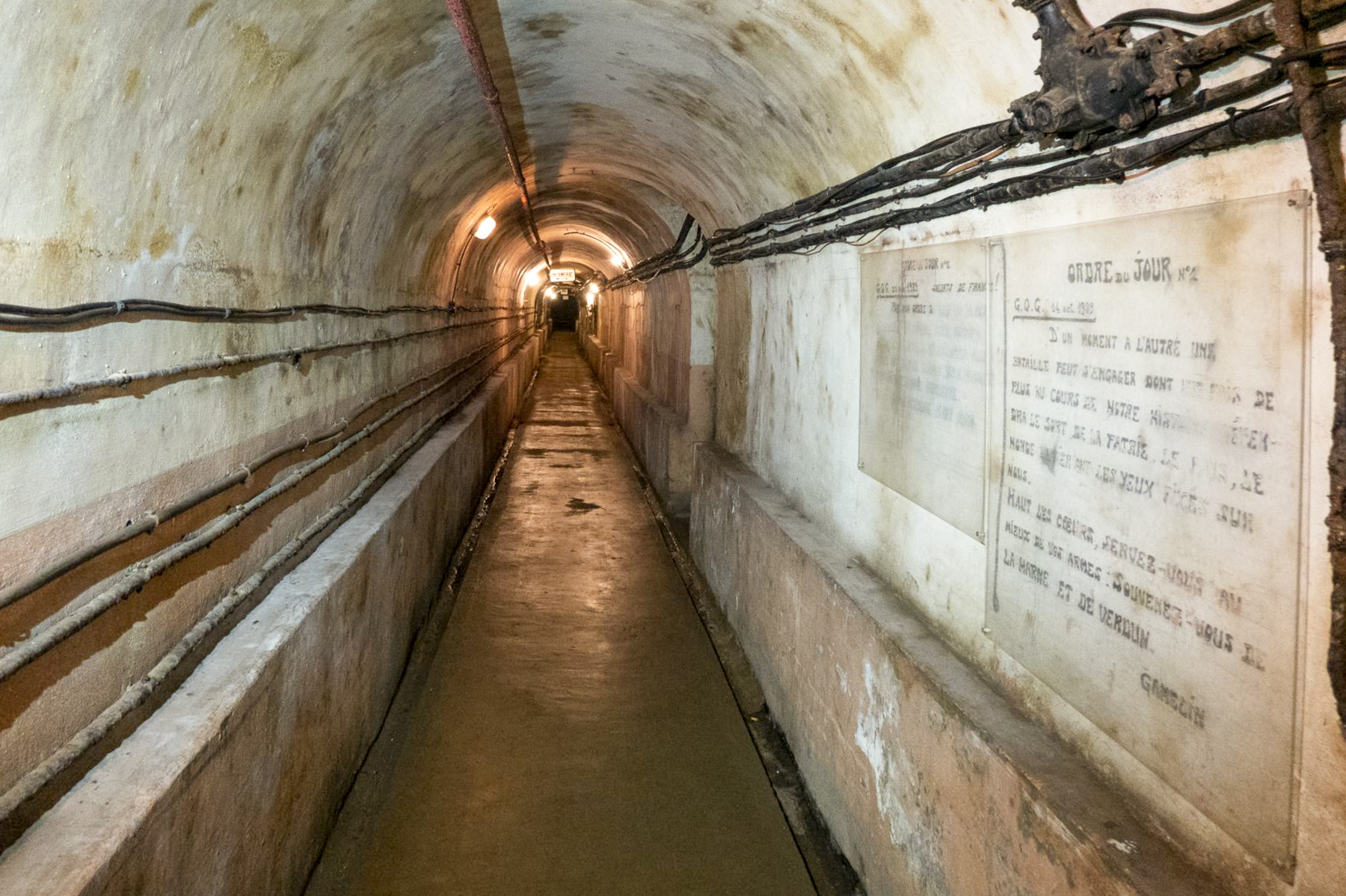 Ligne Maginot - BOUSSE - A24 - (Ouvrage d'infanterie) - Les ordres du jour n° 1 et 2 du général Gamelin sont inscrits dans la galerie principale de l'ouvrage - Michel Teiten