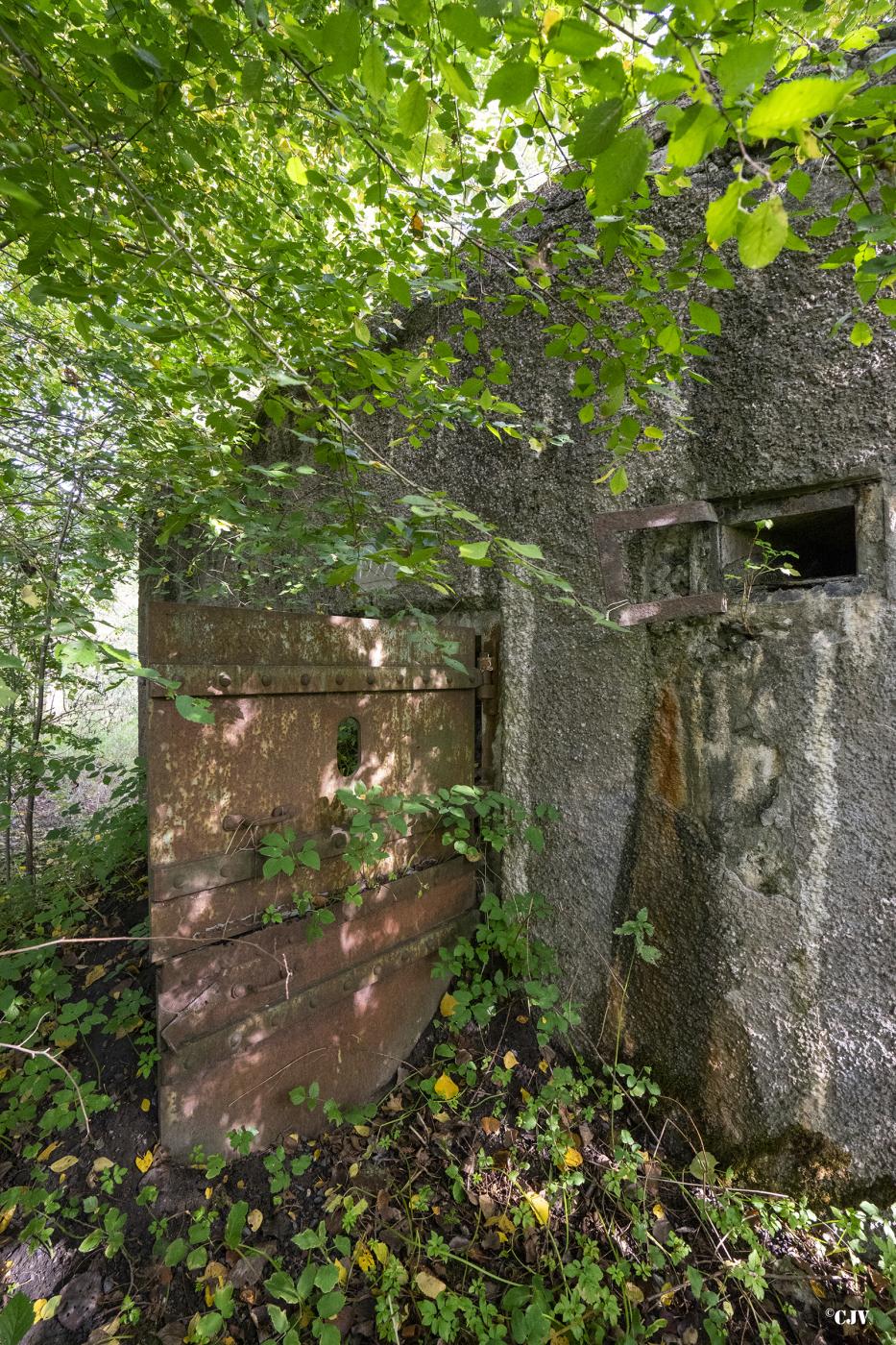 Ligne Maginot - B323 - LOUVIL - (Blockhaus pour canon) - L'accès est condamné par un dépôt de terre bloquant la porte. - Lia VERMEULEN