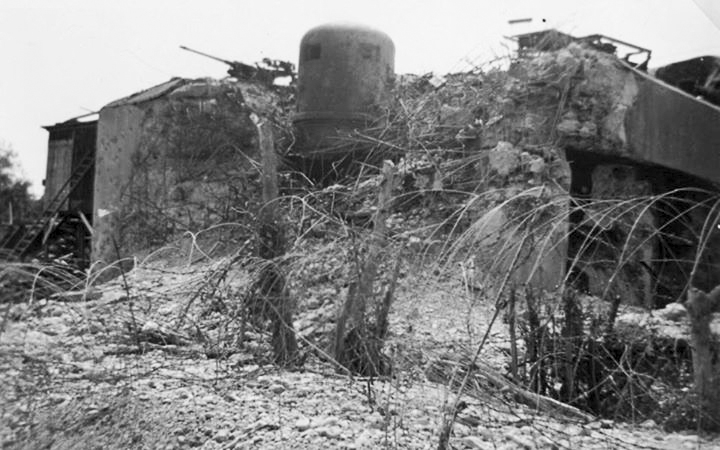 Ligne Maginot - 31/1 - PONT DE BATEAUX DE NEUF BRISACH - (Casemate d'infanterie - Double) - Photographie prise en juin-juillet 1940.
La cloche est pratiquement déchaussée - Inconnu