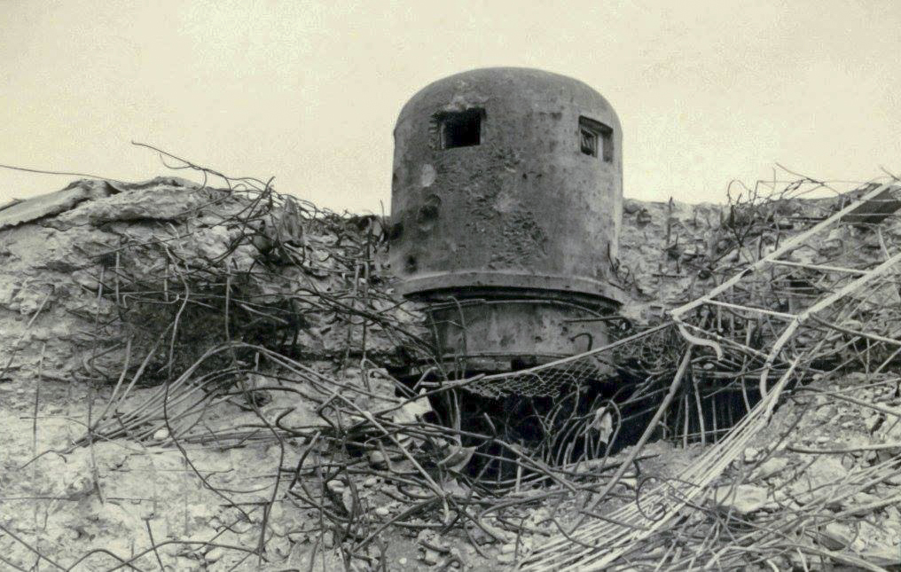 Ligne Maginot - 31/1 - PONT DE BATEAUX DE NEUF BRISACH - (Casemate d'infanterie - Double) - La cloche GFM quasi déchaussée de la dalle de la casemate - Inconnu