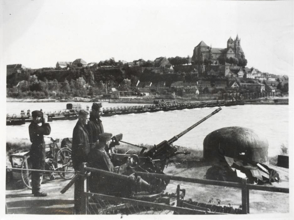 Ligne Maginot - 31/1 - PONT DE BATEAUX DE NEUF BRISACH - (Casemate d'infanterie - Double) - Photo allemande datée du 03 juillet 1940
Un poste DCA (Flakstellung) installé sur la casemate.
Le pont de bateau est bien visible sur cette photo - PILS