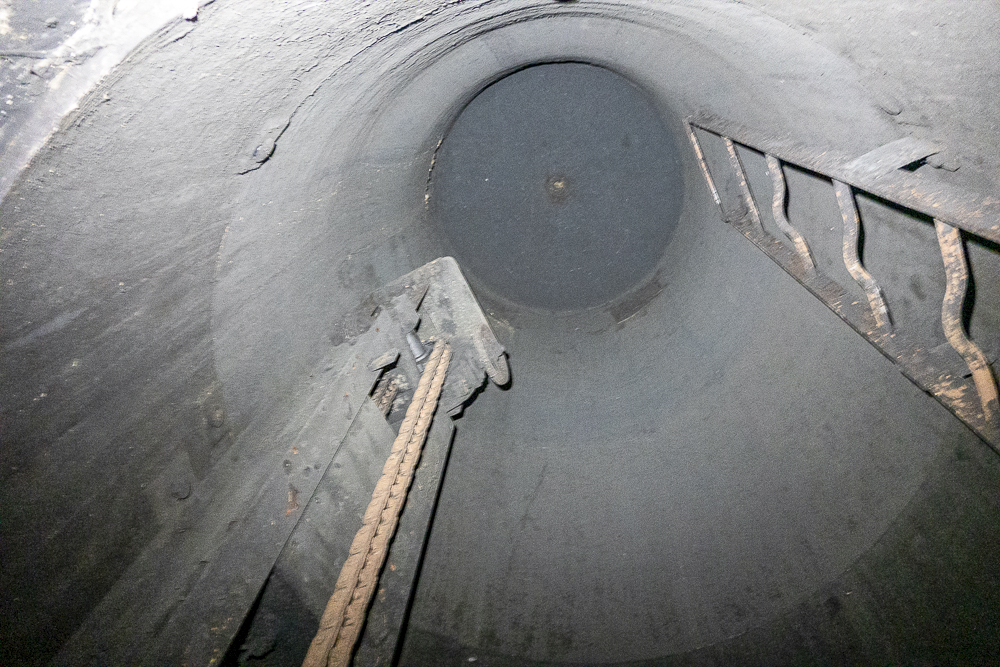Ligne Maginot - CAVE A CANON - (Ouvrage d'infanterie) - Intérieur de la cloche GFM recouvert d'une épaisse couche de suie - Michel Teiten