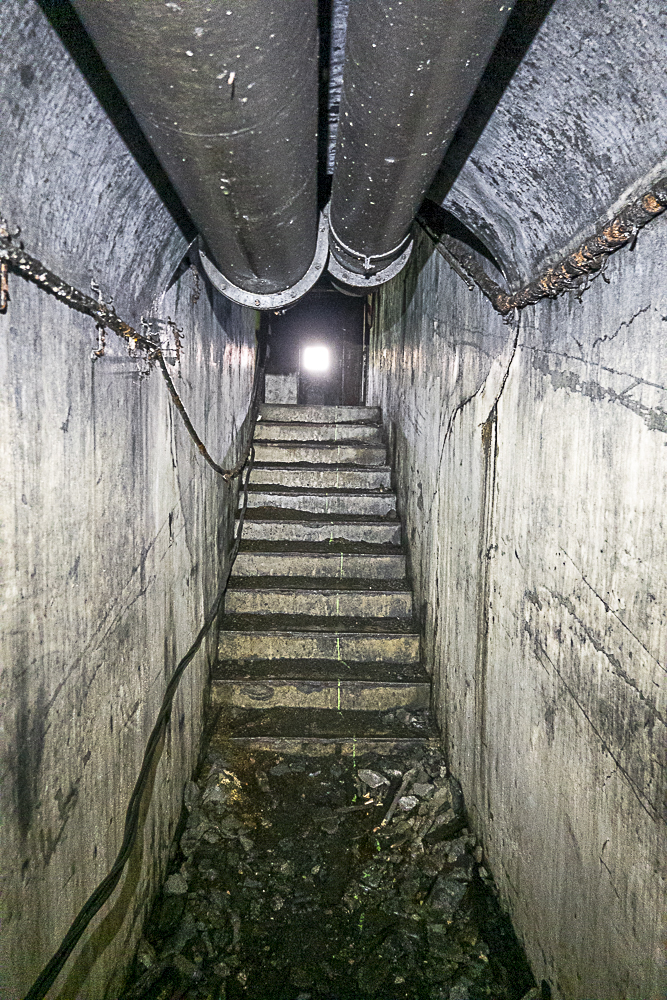 Ligne Maginot - CAVE A CANON - (Ouvrage d'infanterie) - Escalier depuis le sous-sol.
La lumière dans l'axe correspond à l'un des créneaux JM. - Michel Teiten