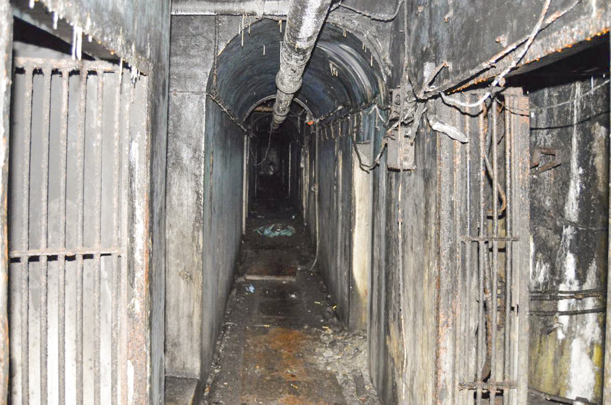 Ligne Maginot - CAVE A CANON - (Ouvrage d'infanterie) - Couloir principal, à gauche salle des filtres, à droite l'usine - Michal Prasil
