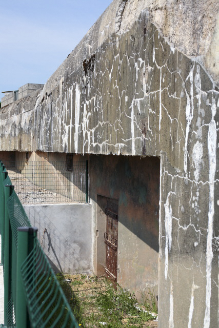 Ligne Maginot - ISING - X28 (QUARTIER FERANGE EBERSVILLER - I/164° RIF) - (Abri) - L'accès a l'abri reste possible par le coté droit. Il est par ailleurs régulièrement utilisé à des fins de stockage. - www.arnaultjl-photo.com