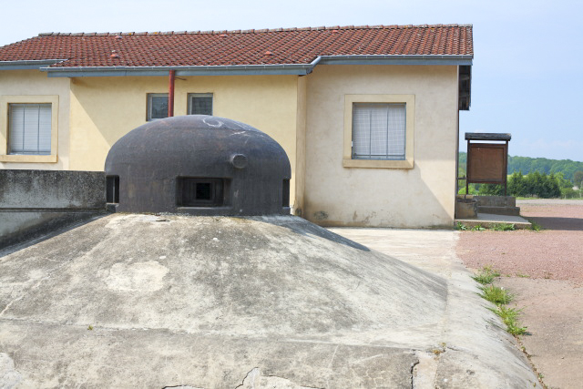 Ligne Maginot - ISING - X28 (QUARTIER FERANGE EBERSVILLER - I/164° RIF) - (Abri) - Les deux cloches GFM sont en place. l'autre est encore utilisée afin de passer au besoin un tuyau d'arrosage pour divers besoins, en raison de la présence du stade de football de la commune,situé à proximité immédiate de l'abri. - www.arnaultjl-photo.com