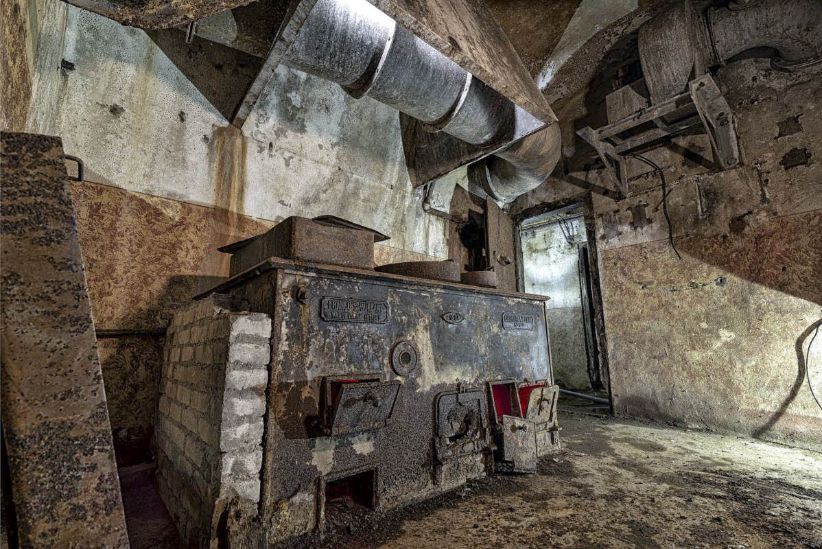 Ligne Maginot - HOBLING - A23 - (Ouvrage d'infanterie) - En bas de l'escalier nous tombons directement dans la cuisine, celle-ci est équipée d'une belle cuisinière 'François-Vaillant' N°1 bis de 1934 ! - Patrimoine en Images
